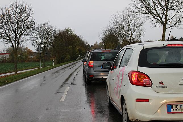 Der Autoverkehr staut sich auf der Georg-Mall-Brücke in Richtung Allmendshofen.