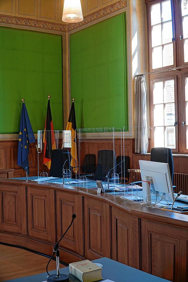 Plexiglasscheiben sollen die Ansteckungsgefahr im Amtsgericht minimieren.