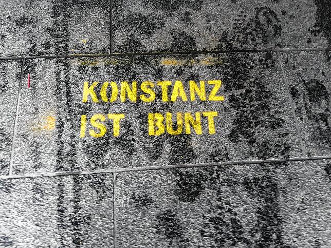 In der Nacht auf Samstag wurden Sprüche im gesamten Stadtgebiet auf die Gehwege gesprüht.