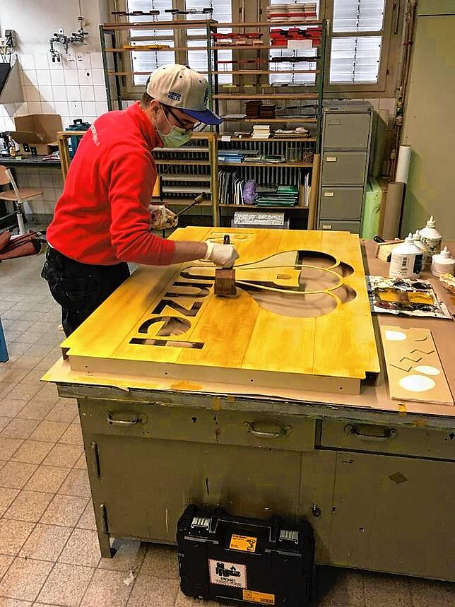Christoph Joos beim Bauen seines Meisterstücks. Der Handwerkskammer musste er eine selbst konstruierte Werbeanlage präsentieren.