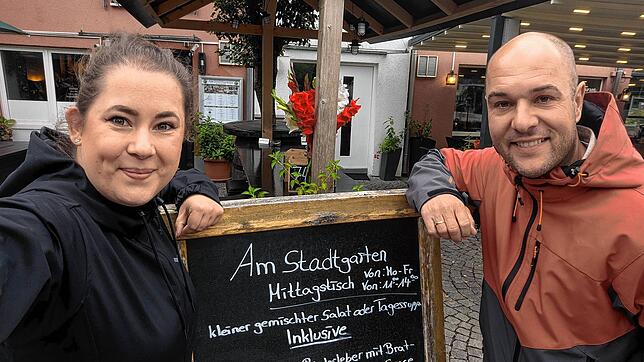 Sind mit ihrer Mittagspause im Restaurant „Am Stadtgarten“ voll zufrieden: die beiden SÜDKURIER-Redakteure Isabelle Arndt und Matthias ...