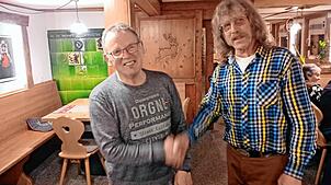 Vorsitzender Dieter Kammerer (rechts) ehrt Georg Kosakiewicz im Rahmen der Versammlung für 50 Jahre Mitgliedschaft im Schwarzwaldverein ...