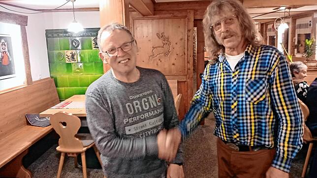 Vorsitzender Dieter Kammerer (rechts) ehrt Georg Kosakiewicz im Rahmen der Versammlung für 50 Jahre Mitgliedschaft im Schwarzwaldverein ...