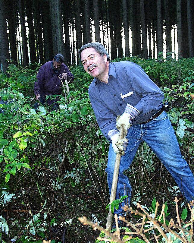 Er weiß, wie man anpackt: Bürgermeister Kaiser im "Pflanzlöcher-Wettstreit".