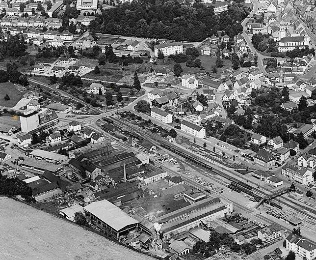 August 1978: Links ist das Gebäude der ZG zu sehen, die damals noch einen eigenen Gleisanschluss hatte. Auch der Kreisverkehr in der ...
