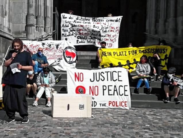 Über 1000 Menschen demonstrierten am Samstag am Münsterplatz gegen Rassismus.