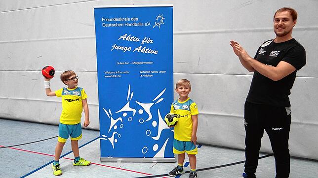Die Drei vom virtuellen Handball-Sport-Garten: Lio (links) und Levi Eblen sowie Kai Mittendorf (rechts).