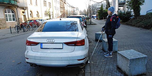 Rechtswidrig mitten im Weg geparkt hat dieser Audi-Fahrer. Ein unvermutetes Hindernis für Manuela Pruß.