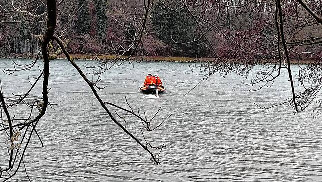 Das Feuerwehrboot folgt dem Schwan.