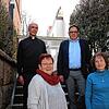 Sie haben es zwei ukrainischen Familien ermöglicht, in St. Georgen im Pfarrhaus unterzukommen (von links): Pfarrer Harald Dörflinger, ...