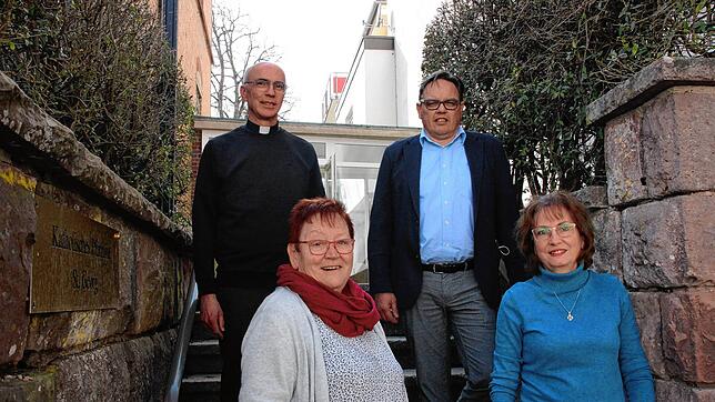 Sie haben es zwei ukrainischen Familien ermöglicht, in St. Georgen im Pfarrhaus unterzukommen (von links): Pfarrer Harald Dörflinger, ...