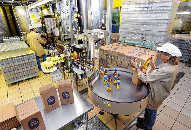 Die Abfüllung bei der Baargold GmbH. Die Kosten für Glas und Kartonage sind gestiegen.