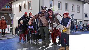 Bild : St. Georgen feiert Fasnacht: Kinderumzug mit Elfen, Piraten & Schneemännern – die besten Fotos!