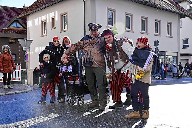 Bild 1: St. Georgen feiert Fasnacht: Kinderumzug mit Elfen, Piraten & Schneemännern – die besten Fotos!