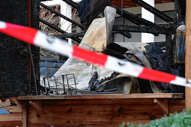 Ein Absperrband flattert vor der „Messealm“ im Wind.