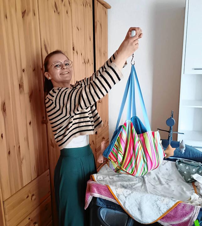 Eine wichtige Aufgabe bei der Wochenbettbetreuung ist die Gewichtskontrolle der Babys. Pauline Otto nutzt dafür ein weiches Tuch und ...