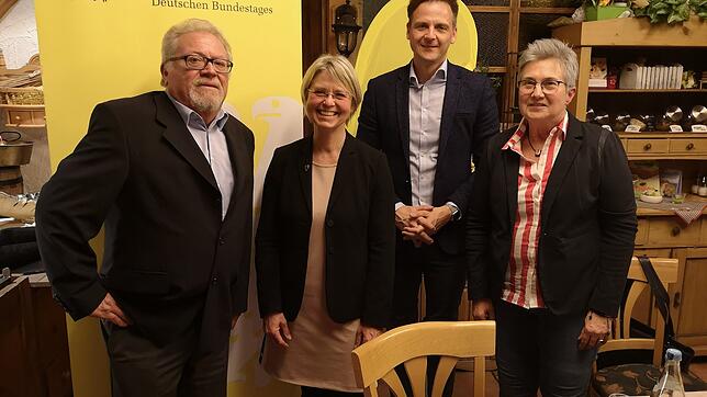 Sie schworen ihre Parteigänger auf die anstehenden Wahlen ein (von links): der Blumberger FDP-Gemeinderat Werner Waimer, die Stuttgarter ...