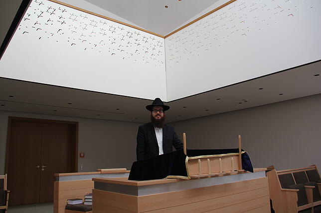 Levi Hefer war der erste Rabbiner der Rottweiler Gemeinde. Das Bild entstand im Inneren der Synagoge, dem eigentlichen Betsaal.