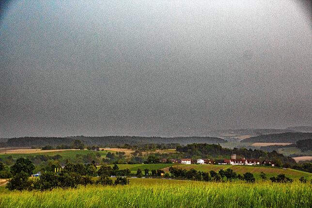 Hier kündigte sich das Unwetter, das in der vergangenen Nacht auch durch den Hegau zog an. Der Himmel verdunkelte sich, hier in Tengen ...
