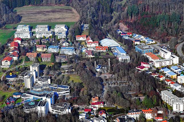 Blick 2022 auf das Kurgebiet von Bad Säckingen. Ganz vorne links die ehemalige Hochrhein-Eggberg-Klinik und das Thermalbad Aqualon, ...