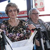 Auch die Konstanzerinnen Renate Grabs und Margarete Burger nutzen den Stadtbus, um mit ihren Gehhilfen sicher von A nach B zu kommen.