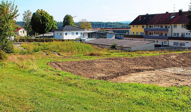 Auf diesem Grundstück hinter dem früheren Café Wolf (rechts) plant die Baugenossenschaft 13 seniorengerechte Wohnungen.
