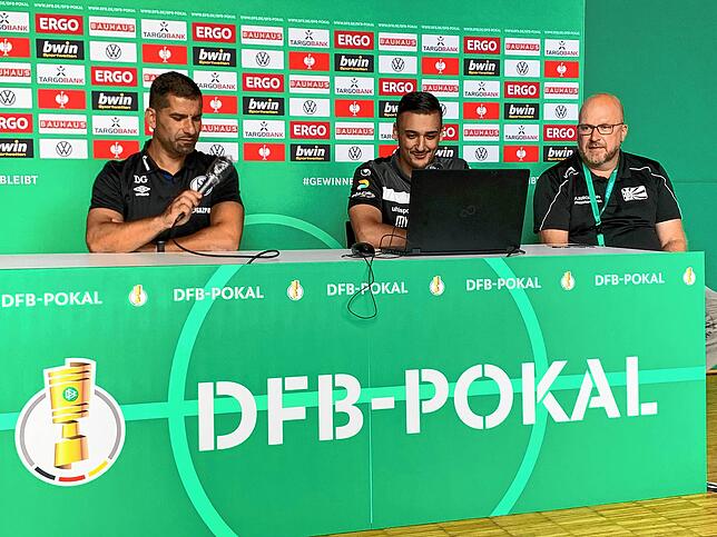 Pressekonferenz nach dem Spiel: Schalkes Chefcoach Dimitrios Grammozis (links) und FC 08 Villingens Trainer Marcel Yahyaijan (Mitte) ...