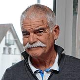 Michael Breuninger und sein Anwalt Sascha Händle haben ordnerweise Unterlagen zum Thema Balkonkraftwerke zusammengestellt. Auch ...