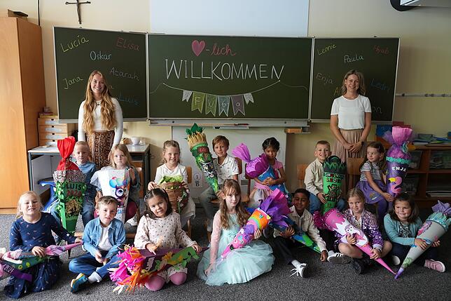 Klasse Fu6A: Die Erstklässler mit Lehrerin Selina Rimmele und Referentin Frau Kolb.