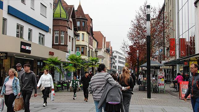 Blick in die Singener August-Ruf-Straße: Die Freigrenze der Einfuhrzölle in die Schweiz wird ab 2025 auf 150 Franken herabgesetzt. ...