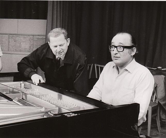 Der österreichische Pianist Friedrich Gulda und MPS-Chef Hans Georg Brunner-Schwer während einer Aufnahmesession im Villinger Studio. ...