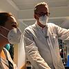 In der Corona-Station in Donaueschingen: Der Chef der Pneumologie, Hinrich Bremer, und die Gesundheits- und Krankenpflegerin Laura Scapin.