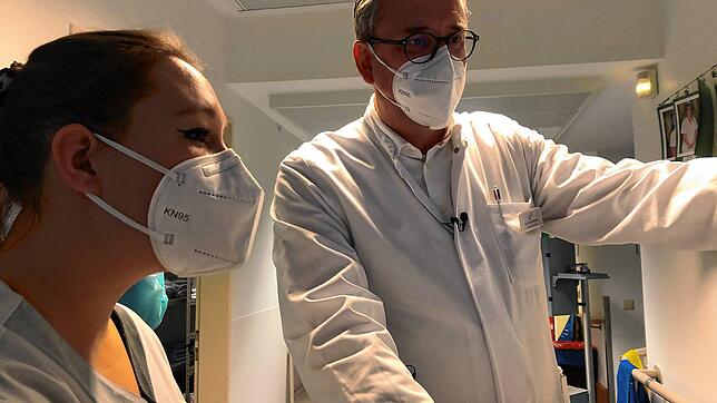 In der Corona-Station in Donaueschingen: Der Chef der Pneumologie, Hinrich Bremer, und die Gesundheits- und Krankenpflegerin Laura Scapin.