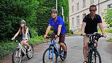 Gemeinsam im Sattel (von links): Marlena Emmerich, Alexander Emmerich und SÜDKURIER-Reporter Hans Christof Wagner probierten aus, wie es ...