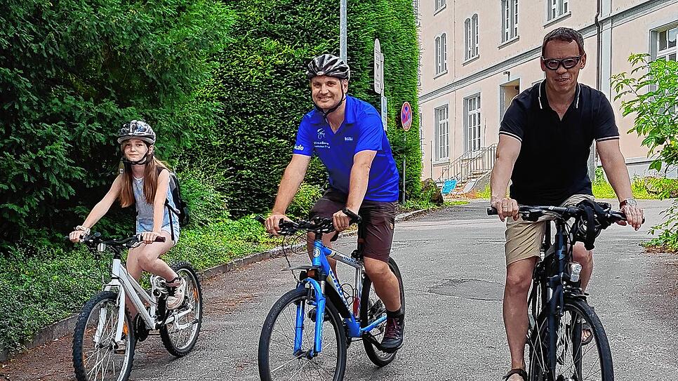 Gemeinsam im Sattel (von links): Marlena Emmerich, Alexander Emmerich und SÜDKURIER-Reporter Hans Christof Wagner probierten aus, wie es ...