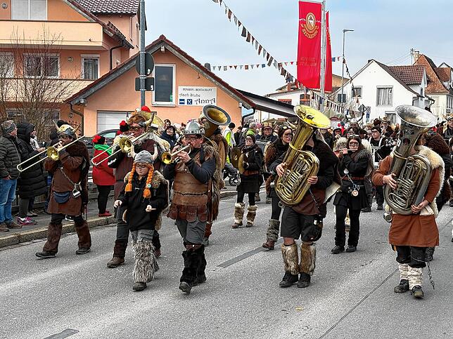 Bild 8: Bilder vom Jubiläumsumzug der Bierkärhexen in Mimmenhausen - das war die Gaudi!