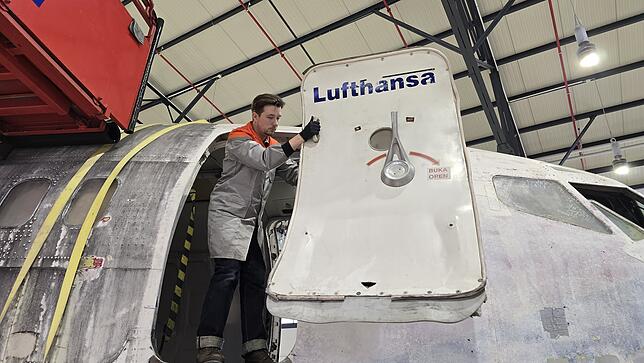 Restaurator Philipp Alexander Sojka an der vorderen Tür der „Landshut“: Der Schriftzug „Lufthansa“ bleibt selbstverständlich erhalten.