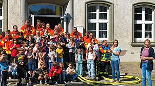 Im Anschluss an die erfolgreiche Übung dankt Rektorin Regine Meder (rechts) den Feuerwehren Fützen und Epfenhofen. Foto: Simon Bäurer