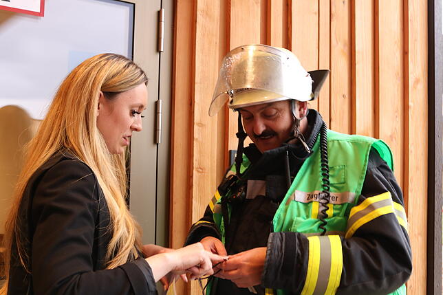 Die Angestellte Emma Ziegele und Zugführer Andreas Völker haben im Bereich der Brandmeldezentrale Klärungsbedarf. Die Szene entstand bei ...