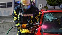 Kraftakt: An jedem der drei Autos kamen Schere und Spreitzer zum Einsatz. Der Umgang mit dem schweren Gerät sei nicht einfach, so ...