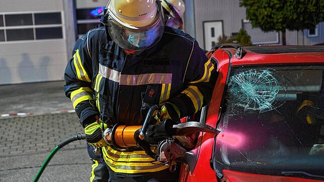 Kraftakt: An jedem der drei Autos kamen Schere und Spreitzer zum Einsatz. Der Umgang mit dem schweren Gerät sei nicht einfach, so ...