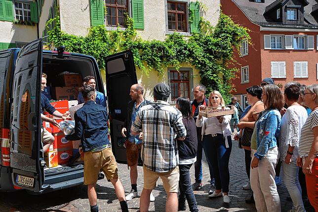Die Mitglieder von Voxxclub und viele Meersburger luden gemeinsam die gesammelten Lebensmittelspenden aus dem Bus der Band.