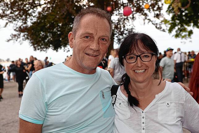 Bild 22: Hier ist was los! Die Besucher schlendern beim Seenachtfest 2023 über die Hafenmeile