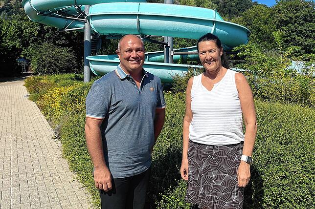 In Singen bleiben die Gemüter im Freibad ruhig, sagen Jörg Zimmermann, Abteilungsleitung Sport, Bäder und Verwaltung und Birgit Forster, ...