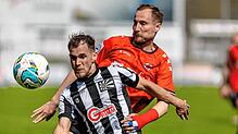 Der FC 08 Villingen (Christian Derflinger, vorn) ließ beim 1. Göppinger SV (Tim Schraml) nichts anbrennen und bejubelt mit dem 6:1 den ...