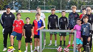 Beim Flutlicht-Fußballturnier mit Übernachtung im Clubheim des FC Rotzel (von links): Trainer Gerrit Schenkewitz, Tristan, Leandro, ...