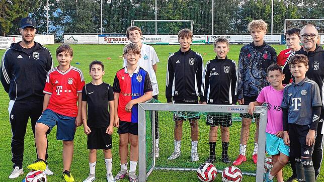 Beim Flutlicht-Fußballturnier mit Übernachtung im Clubheim des FC Rotzel (von links): Trainer Gerrit Schenkewitz, Tristan, Leandro, ...