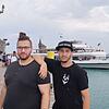Yasin (rechts) und Lupo vor der Imperia und dem Passgierschiff Konstanz im Hafen.
