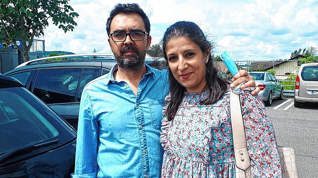 Patricia Costa und Manuel Cardosa aus Zürich freuten sich, endlich wieder in Deutschland einkaufen zu können.