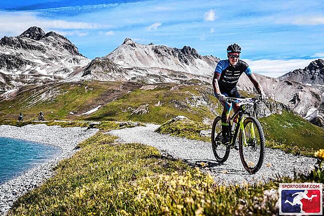 Alpen-Panorama: Der Bad Säckinger Mark Jagenow wurde bei der Etappenfahrt im Schweizer Kanton Graubünden Fünfter in der Klasse Ü40.